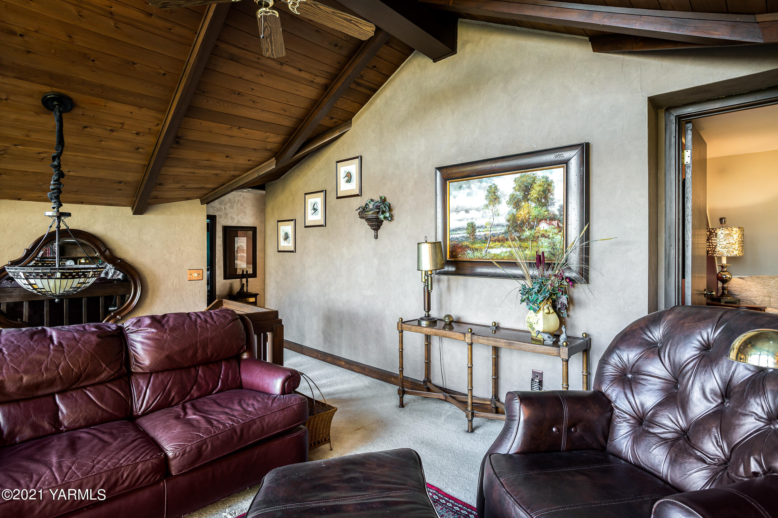 12401 Nelson Road Yakima, WA 98903 - Photo 24 of 48 a living room with furniture and a large window