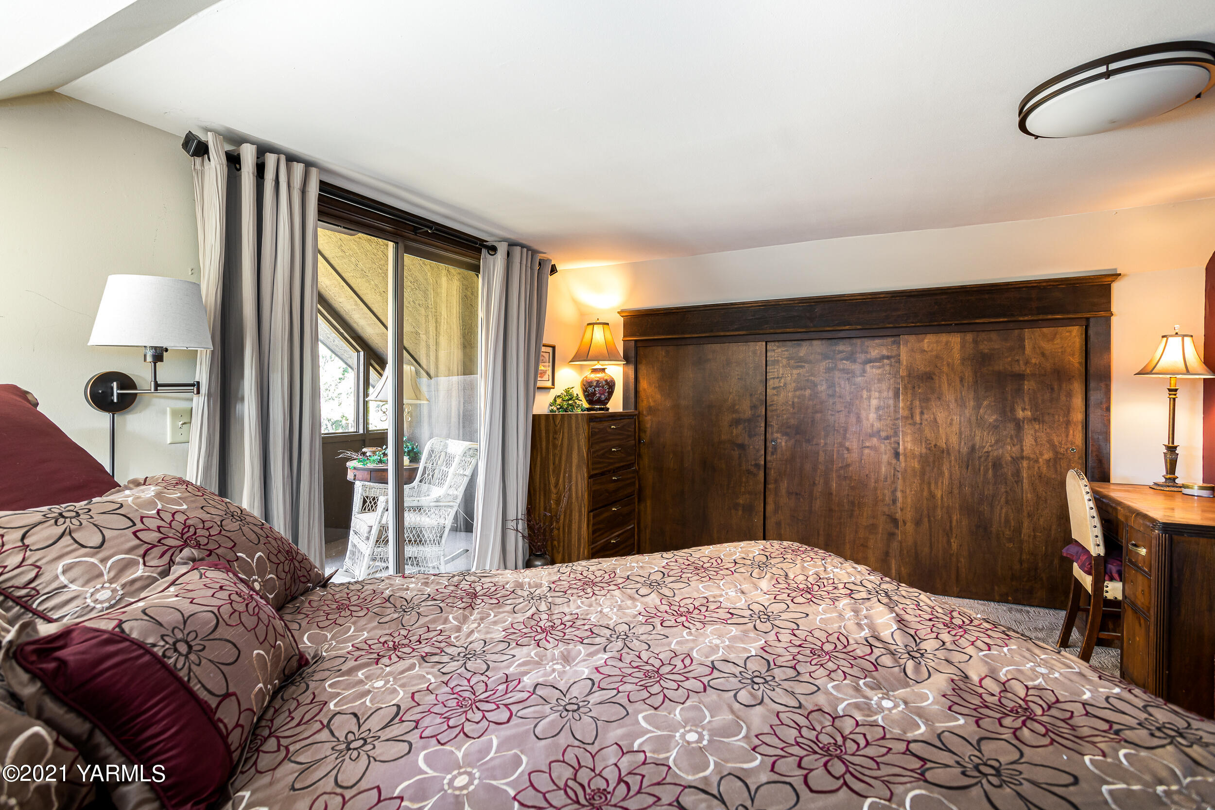 12401 Nelson Road Yakima, WA 98903 - Photo 26 of 48 a bedroom with a bed and a window