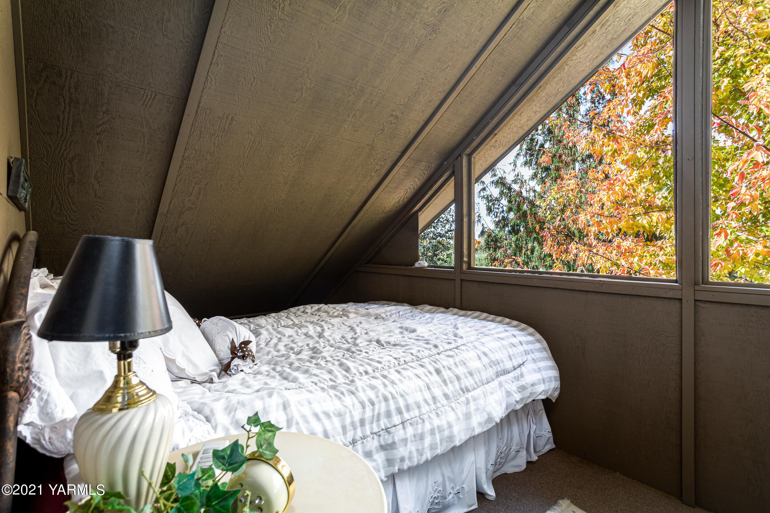 12401 Nelson Road Yakima, WA 98903 - Photo 27 of 48 a bed sitting in a bedroom next to a window