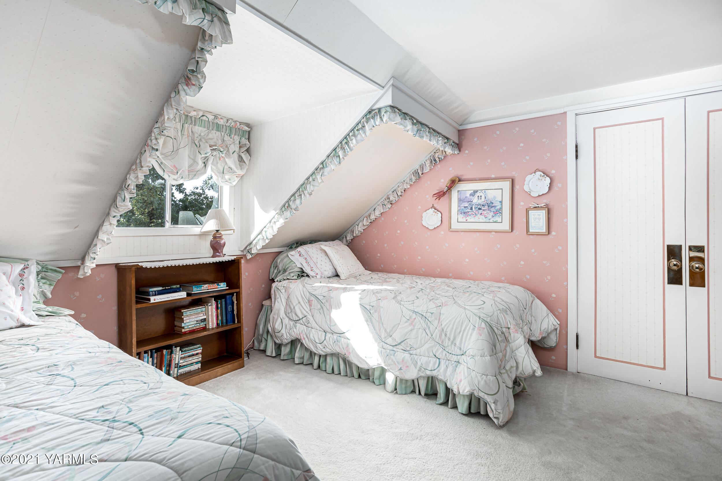12401 Nelson Road Yakima, WA 98903 - Photo 28 of 48 a bedroom with a bed and a window