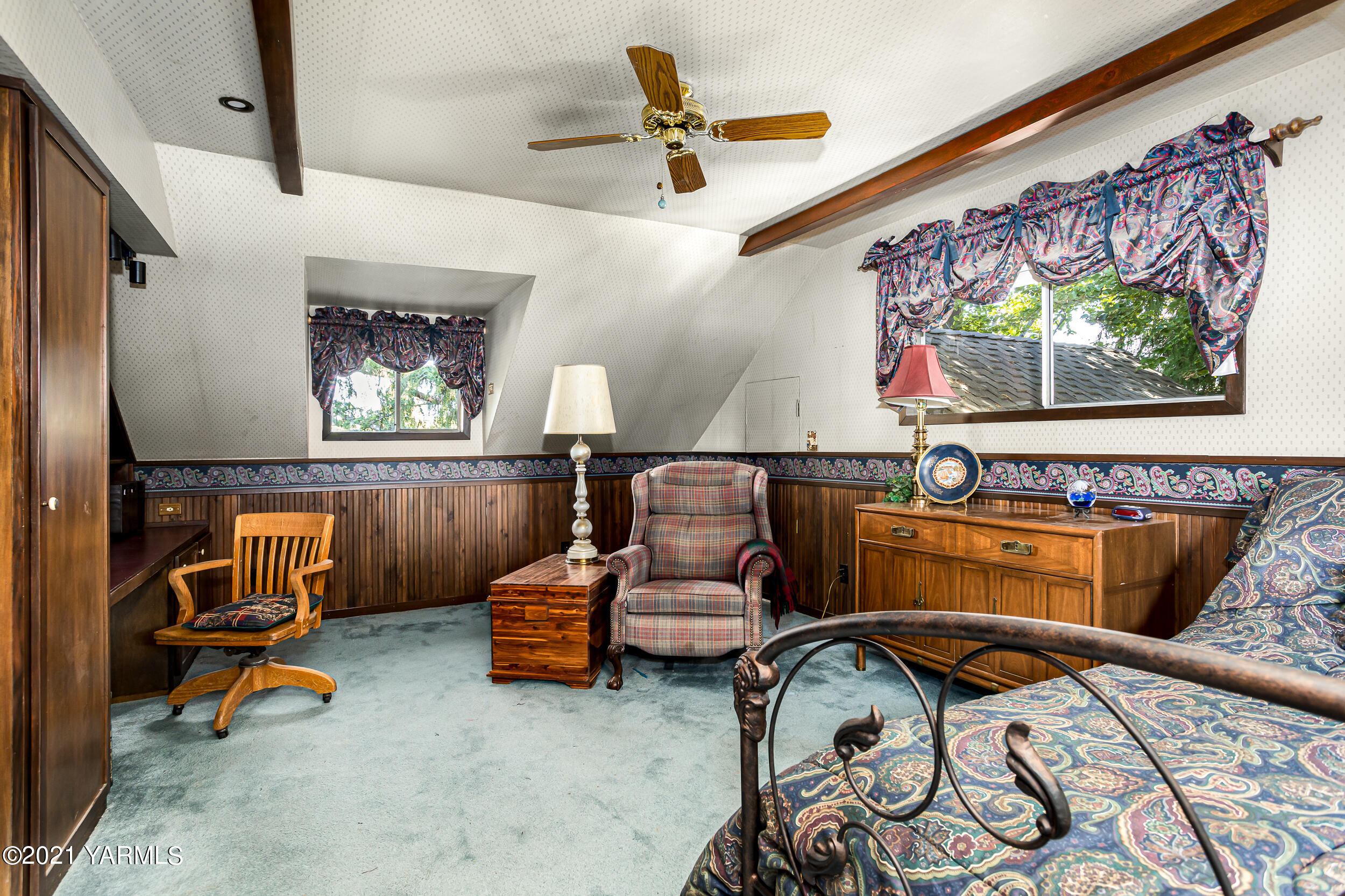 12401 Nelson Road Yakima, WA 98903 - Photo 30 of 48 a bedroom with furniture and a window