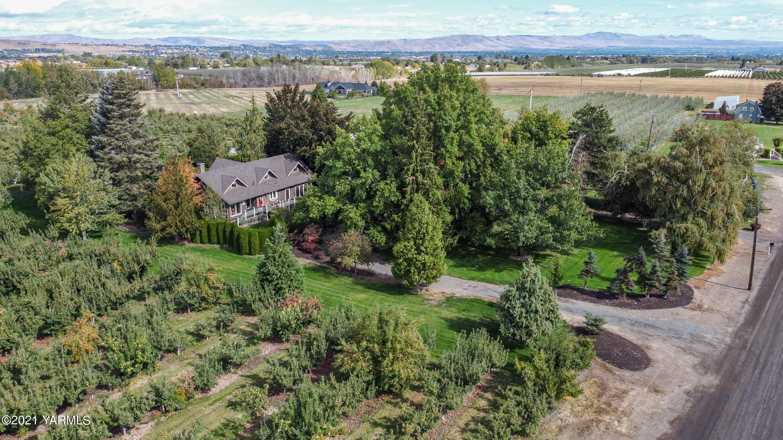 12401 Nelson Road Yakima, WA 98903 - Photo 32 of 48 an aerial view of a house with a yard and lake view