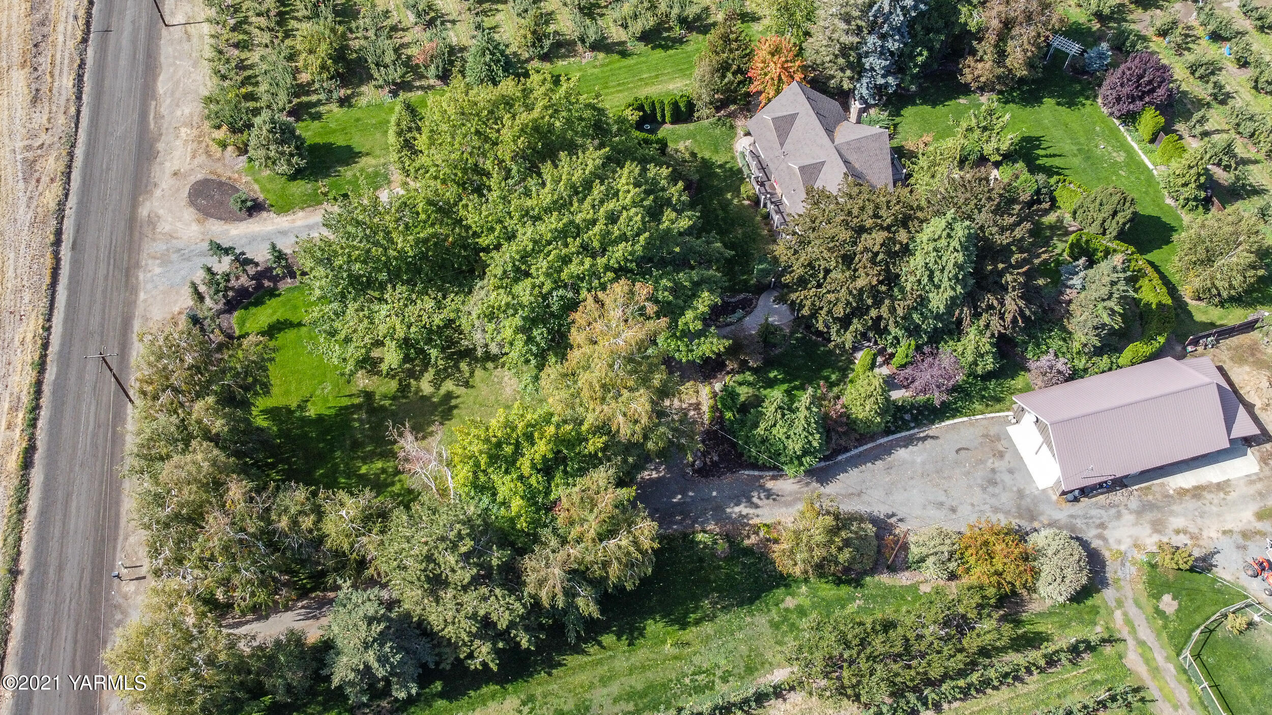 12401 Nelson Road Yakima, WA 98903 - Photo 33 of 48 an aerial view of a house with a yard and garden