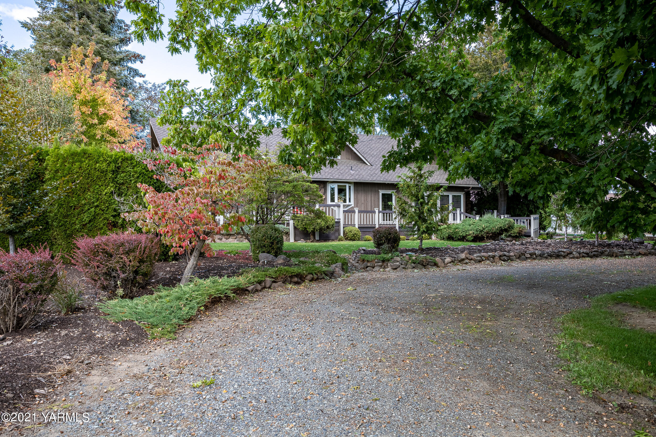 12401 Nelson Road Yakima, WA 98903 - Photo 36 of 48 a front view of a house with a yard and tree s