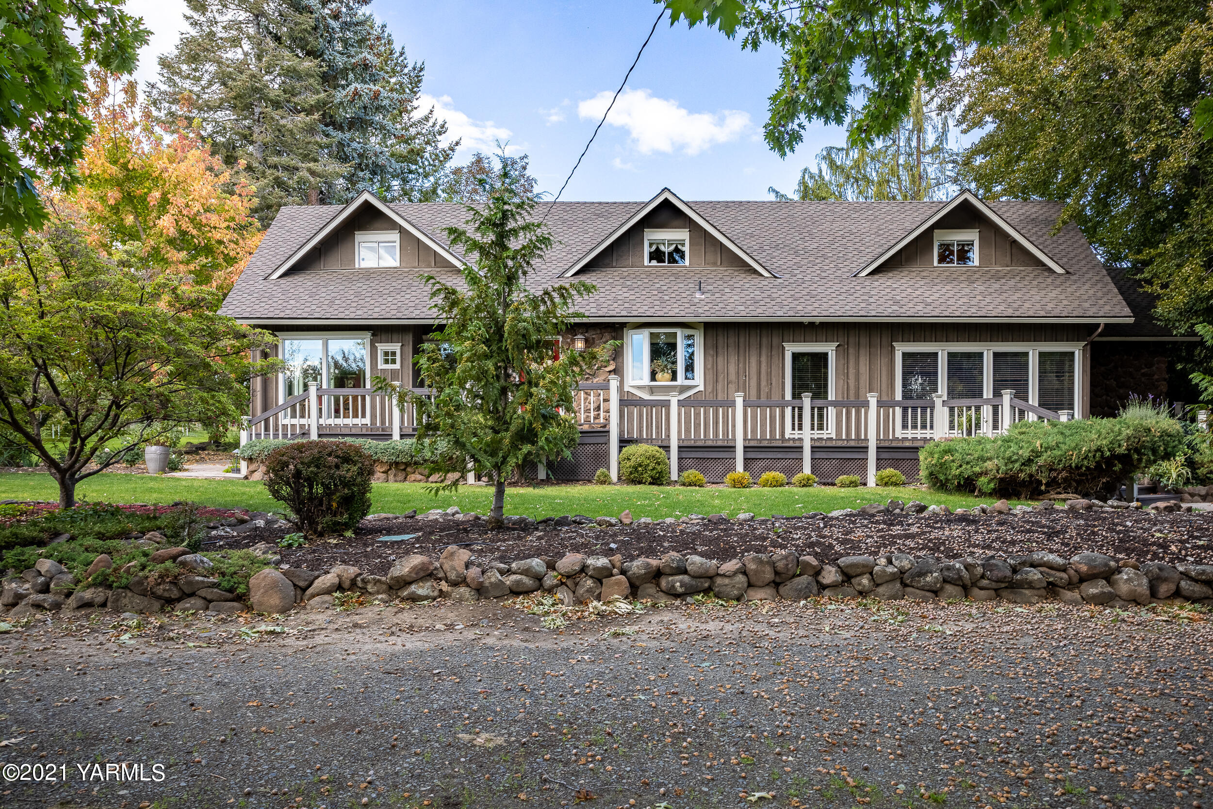 12401 Nelson Road Yakima, WA 98903 - Photo 37 of 48 a front view of a house with garden
