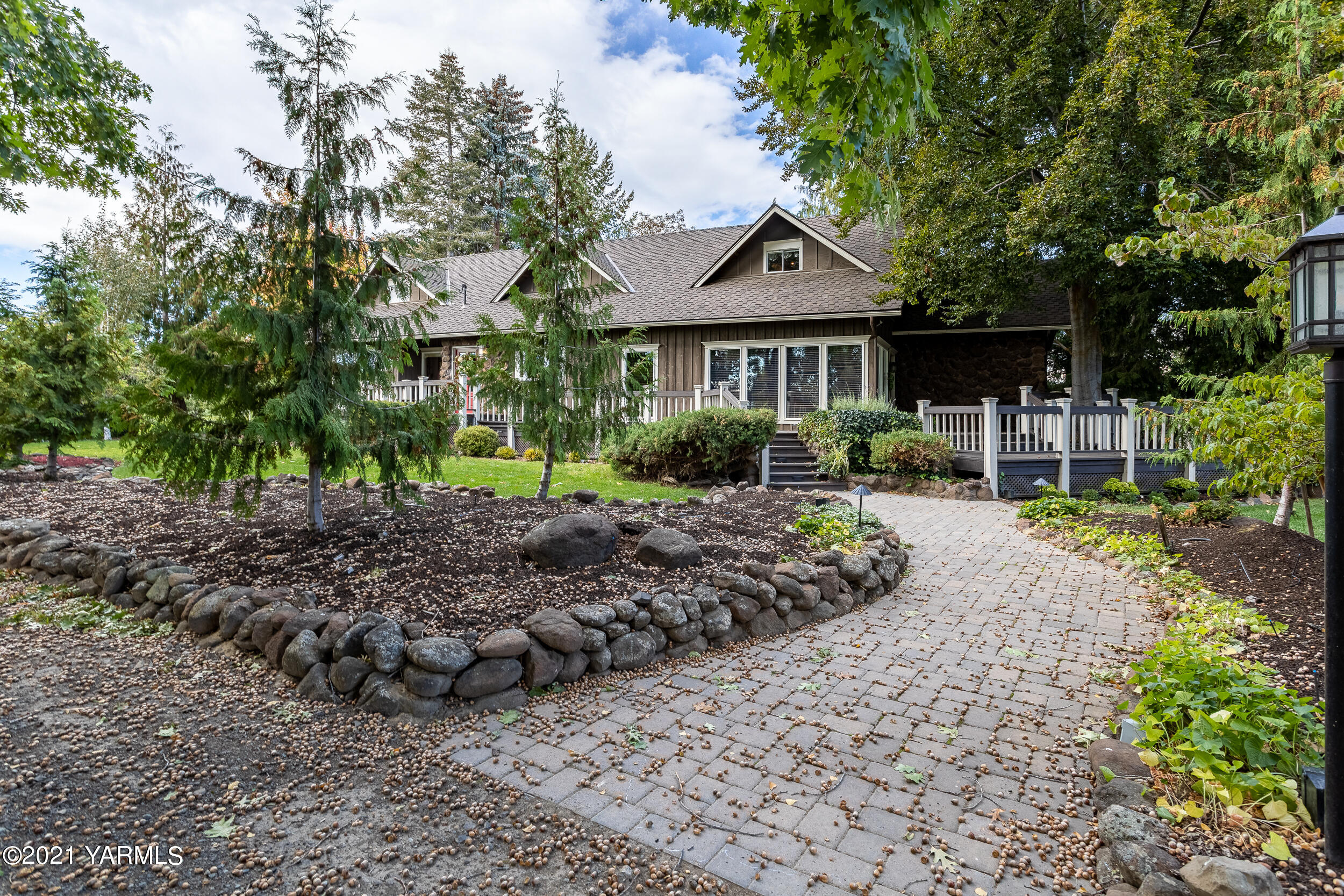 12401 Nelson Road Yakima, WA 98903 - Photo 39 of 48 a front view of a house with garden