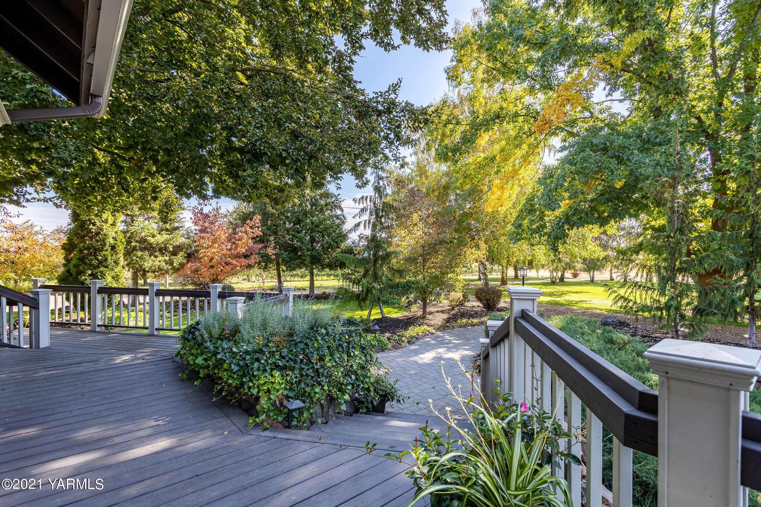 12401 Nelson Road Yakima, WA 98903 - Photo 40 of 48 a balcony with wooden floor and trees