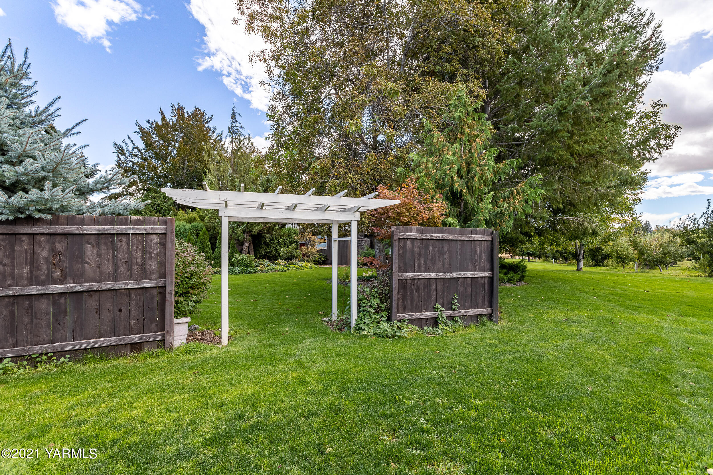 12401 Nelson Road Yakima, WA 98903 - Photo 44 of 48 a backyard of a house with lawn chairs and wooden fence