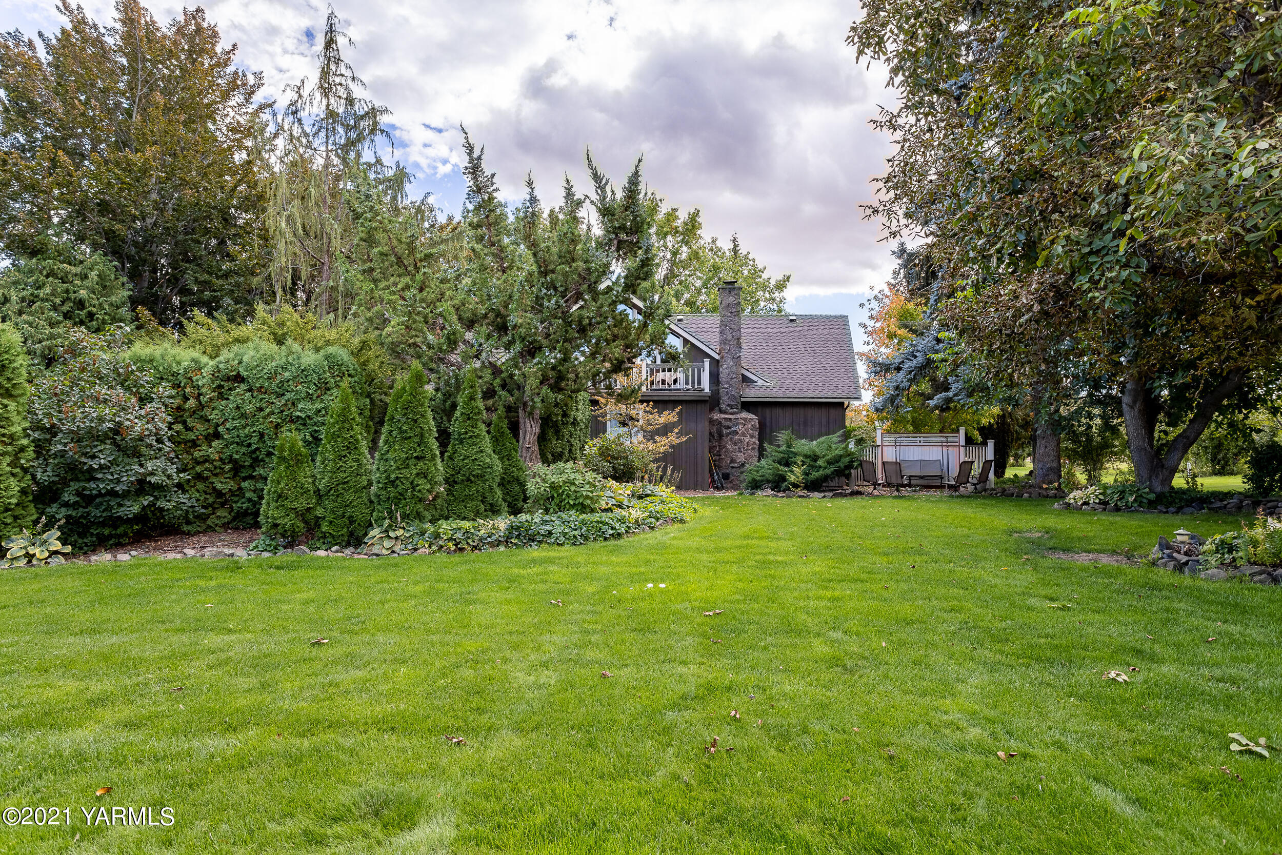 12401 Nelson Road Yakima, WA 98903 - Photo 46 of 48 a view of a house with a big yard