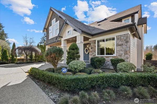 a view of a house with backyard and garden
