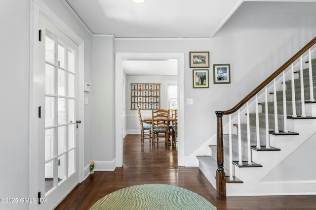 a livingroom with wooden floor and entryway