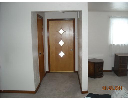 127 Knox Street Perryopolis, PA 15473 - Photo 4 of 9 Entry/Foyer.