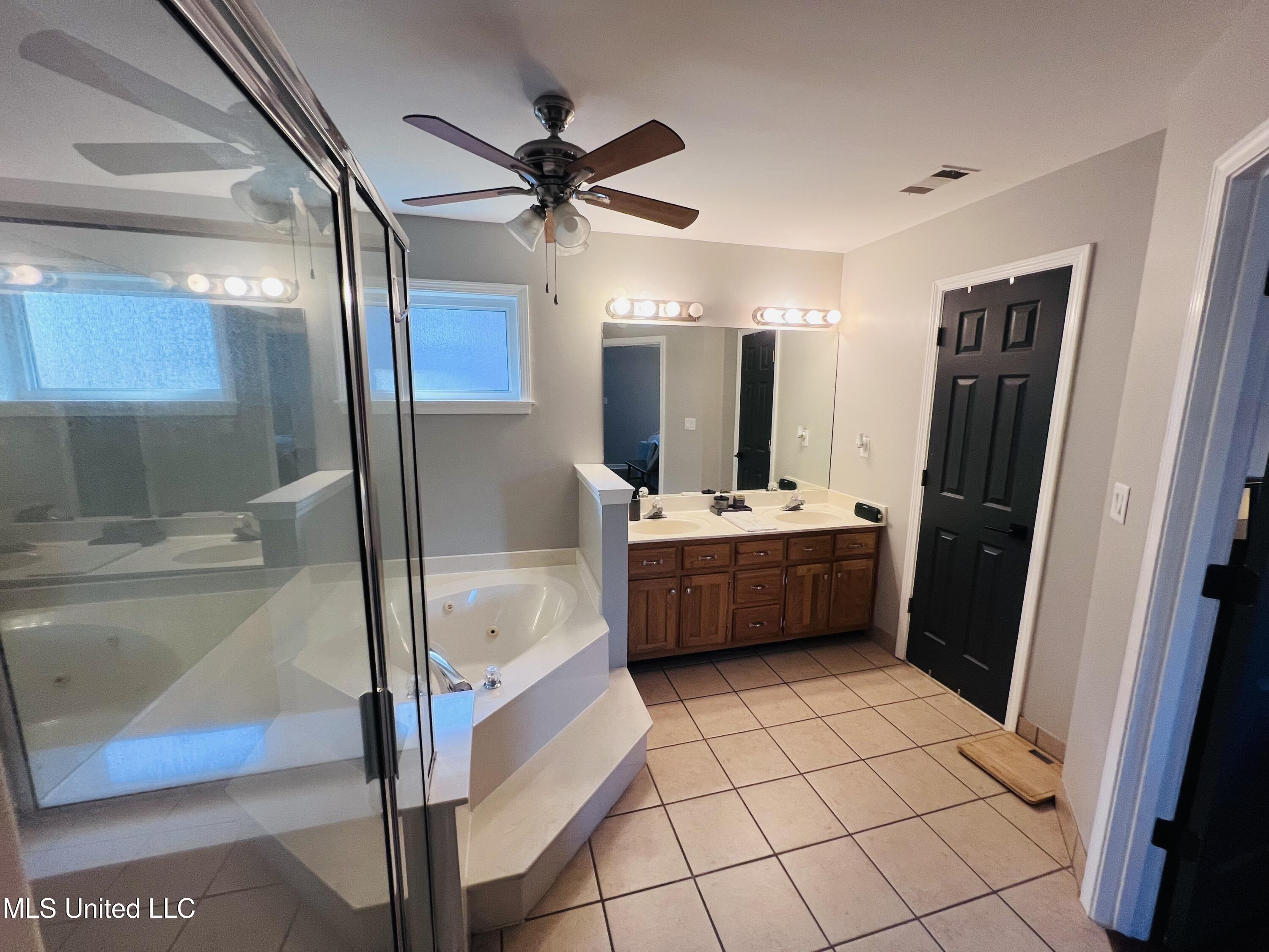 1920 Pecan Ridge North Southaven, MS 38671 - Photo 16 of 22 Primary Bath
