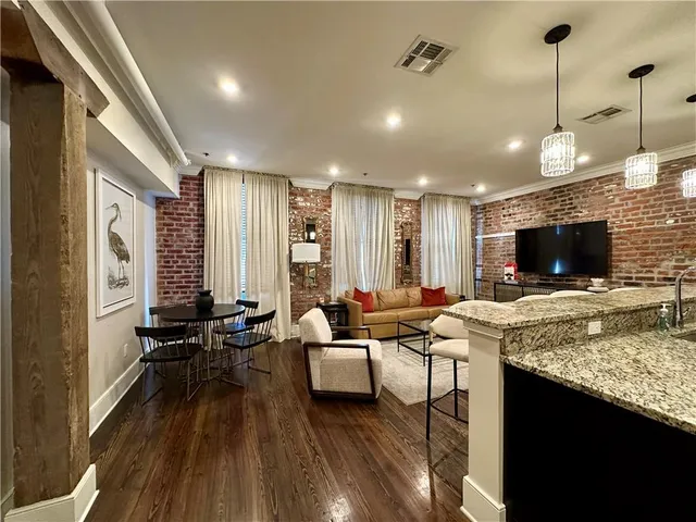 $2,800 | 508 Toulouse Street, Unit 201, New Orleans, LA 70130