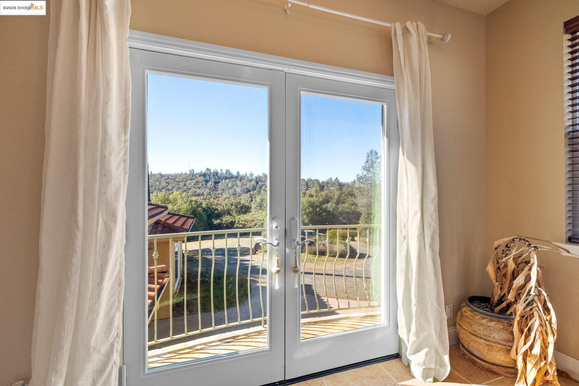 21190 Lyons Bald Mountain Road Sonora, CA 95370 - Photo 35 of 49 a view of a balcony with chair and front door