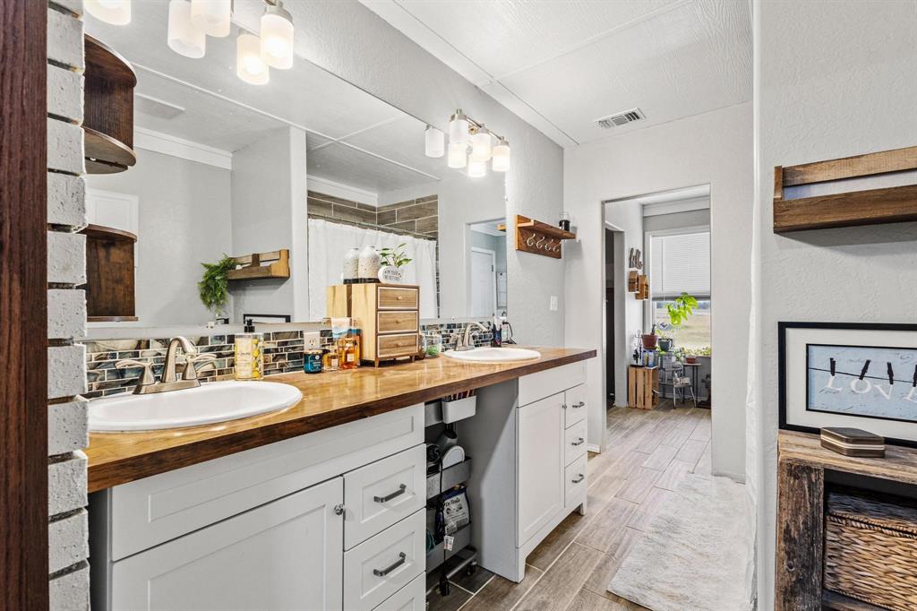 625 County Road Paris, TX 75462 - Photo 25 of 31 a spacious en suite bathroom with double vanity and a mirror