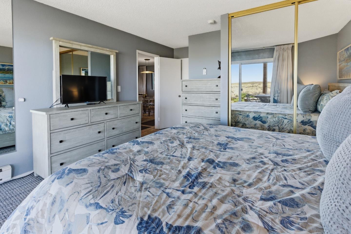 2661 Beach Road, Unit P75 Watsonville, CA 95076 - Photo 13 of 28 a room with a bed and a television in it