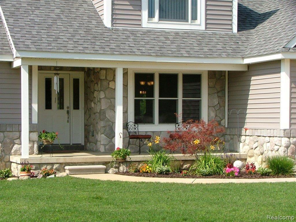 7439 Faussett Road Fenton, MI 48430 - Photo 7 of 21 Welcoming entrance!