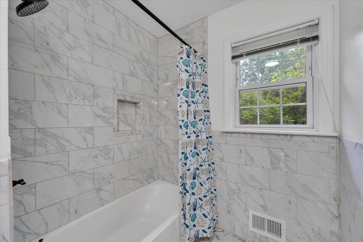 4508 Rosecrest Road Roanoke, VA 24018 - Photo 20 of 39 Upstairs Bathroom