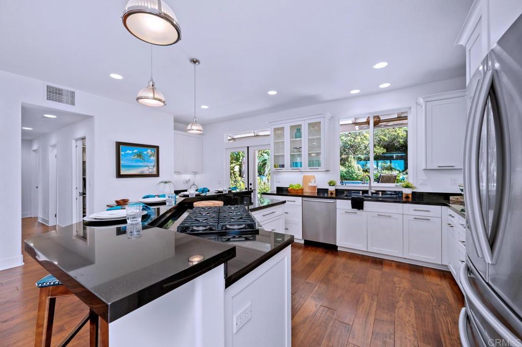 647 Arden Drive Encinitas, CA 92024 - Photo 7 of 36