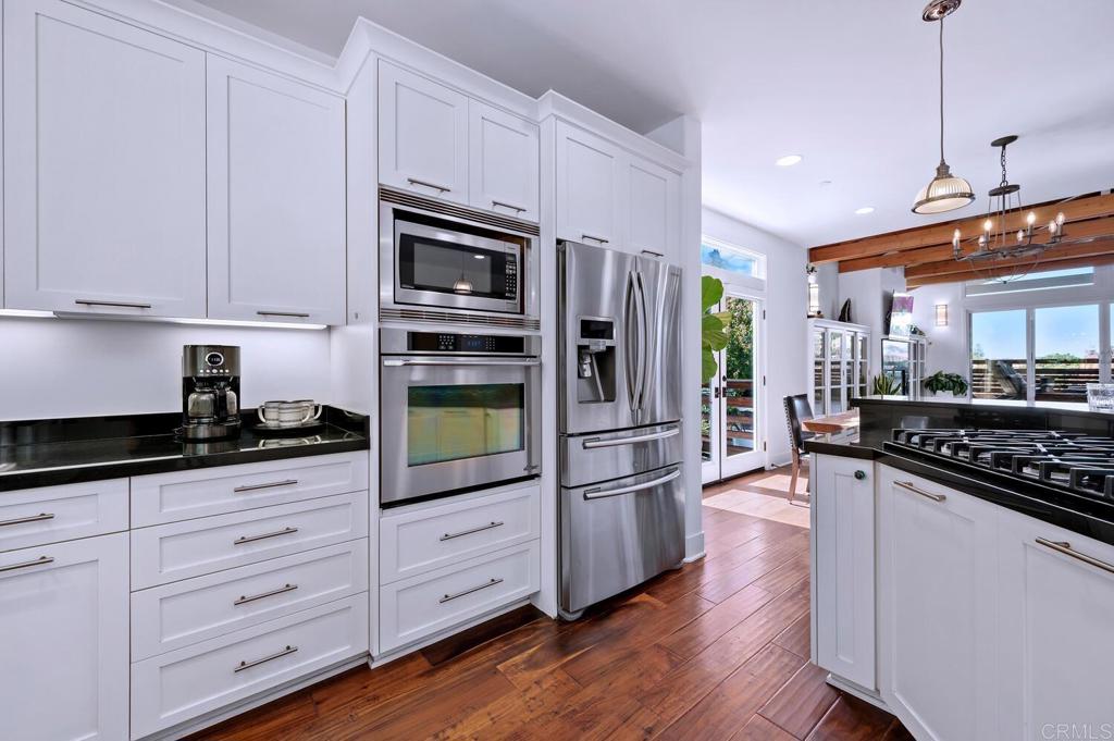 647 Arden Drive Encinitas, CA 92024 - Photo 9 of 36