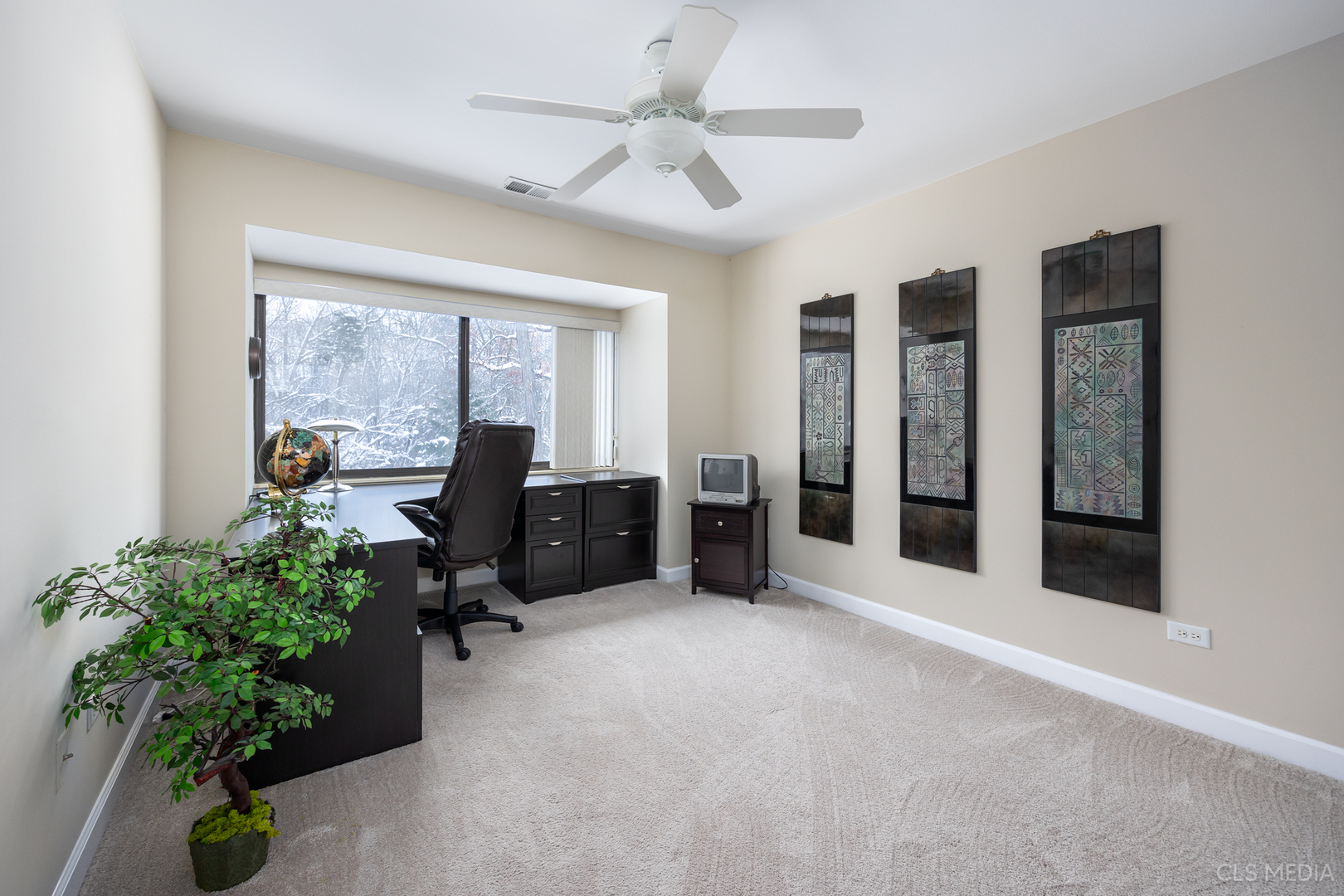 739 Old Barn Road Lake Barrington, IL 60010 - Photo 22 of 37 a room with furniture and a potted plant