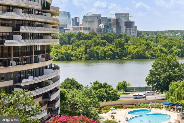 an aerial view of a house with outdoor space and lake view