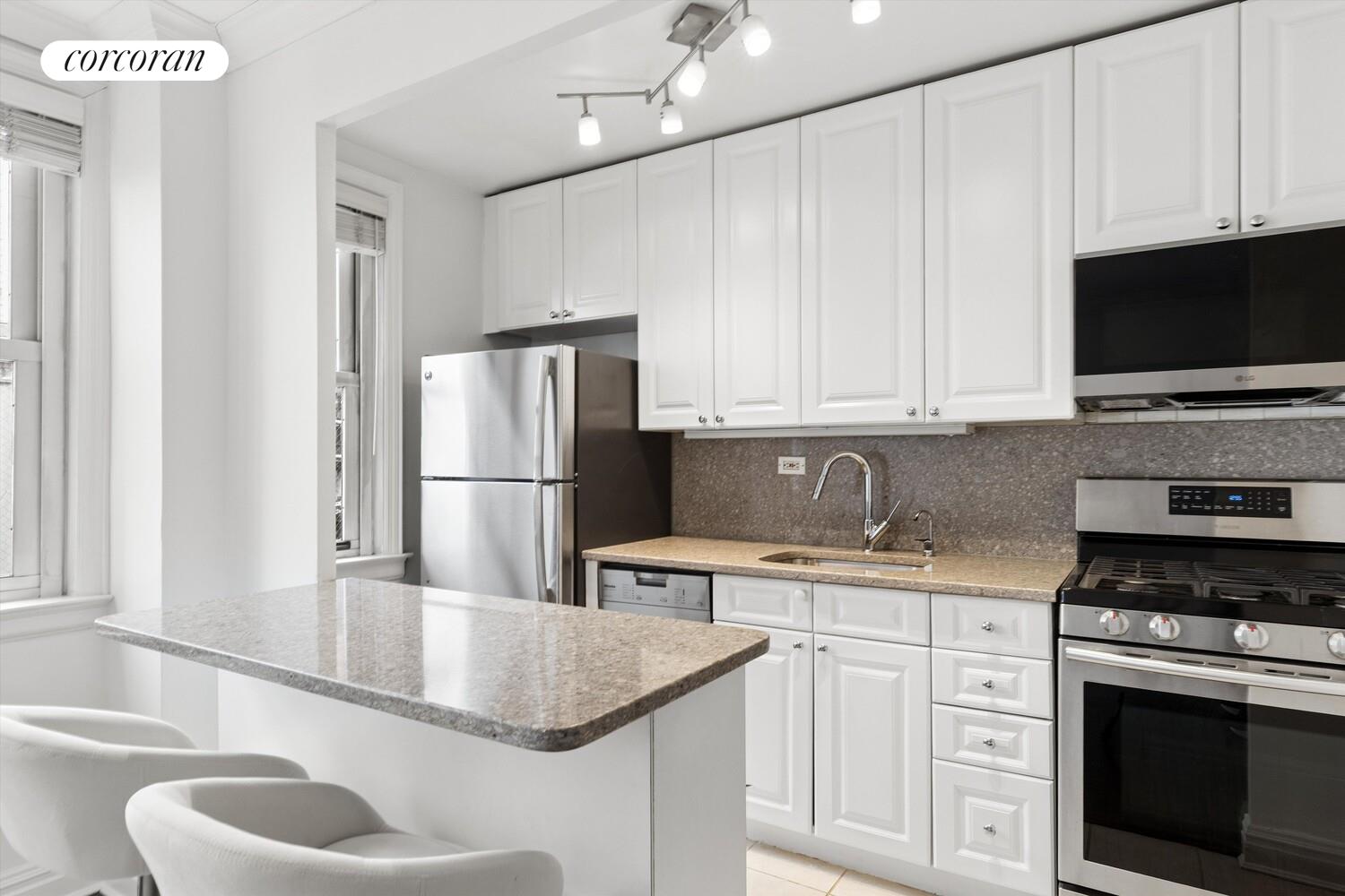 310 East 70th Street, Unit 7D Manhattan, NY 10021 - Photo 7 of 14