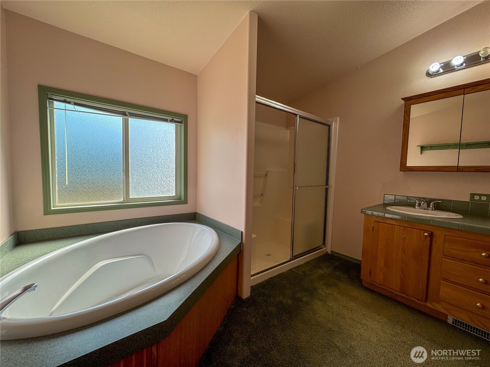 773 Lucas Creek Road Chehalis, WA 98532 - Photo 15 of 37 a bathroom with a tub sink and mirror