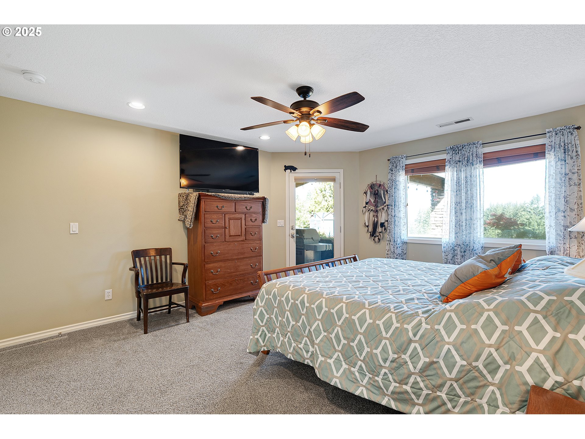 36607 Southeast Tracy Road Estacada, OR 97023 - Photo 20 of 48 Owner's Suite Bedroom