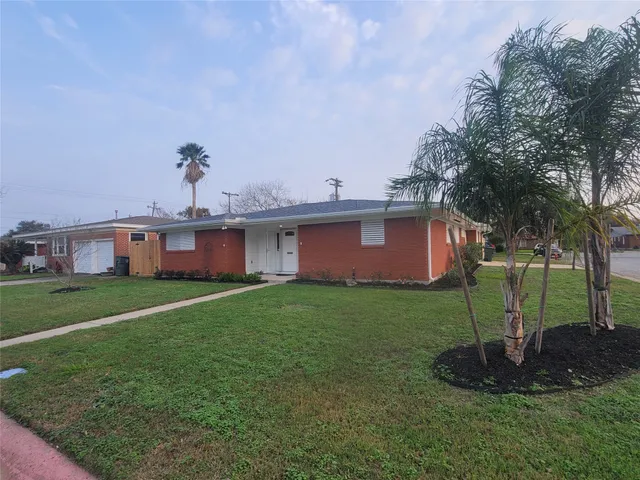 a view of a house with a backyard