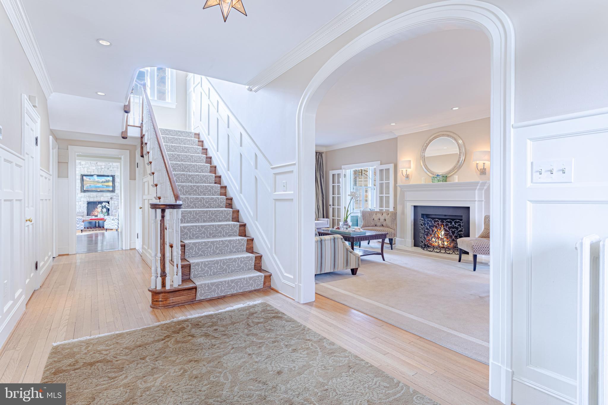 712 West Braddock Road Alexandria, VA 22302 - Photo 2 of 68 Front Hallway