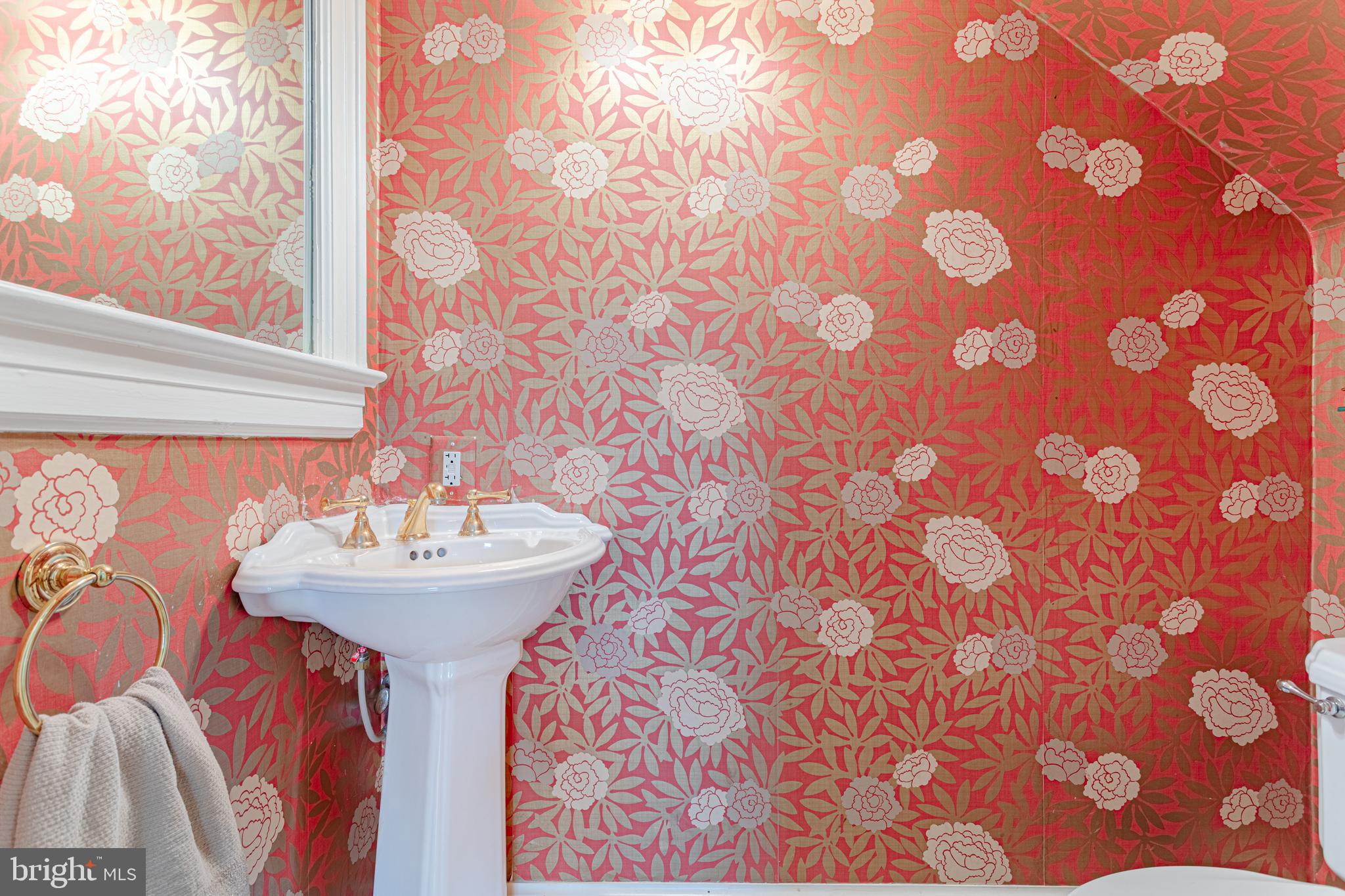 712 West Braddock Road Alexandria, VA 22302 - Photo 22 of 68 Powder room