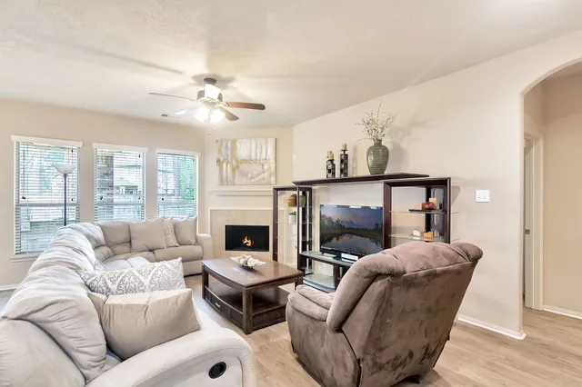 $3,800 | 10 West Lasting Spring Circle, The Woodlands, TX 77389