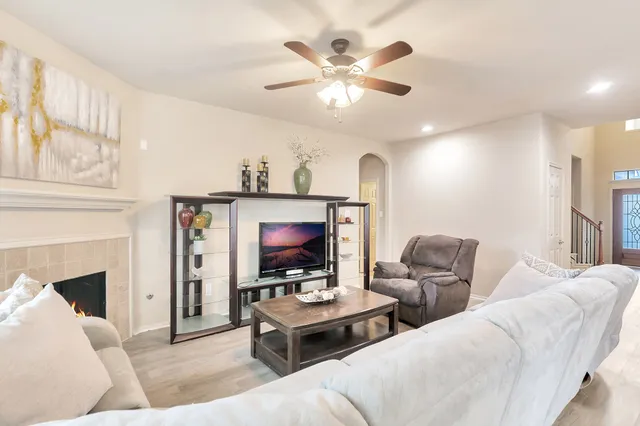 $3,800 | 10 West Lasting Spring Circle, The Woodlands, TX 77389