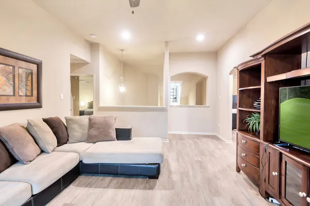 $3,800 | 10 West Lasting Spring Circle, The Woodlands, TX 77389