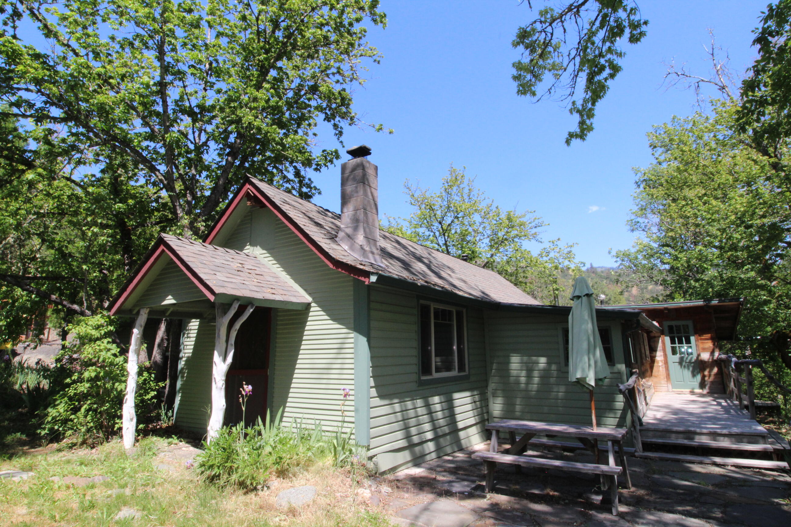 10000 Little Applegate Road Jacksonville, OR 97530 - Photo 4 of 141 a front view of a house with garden