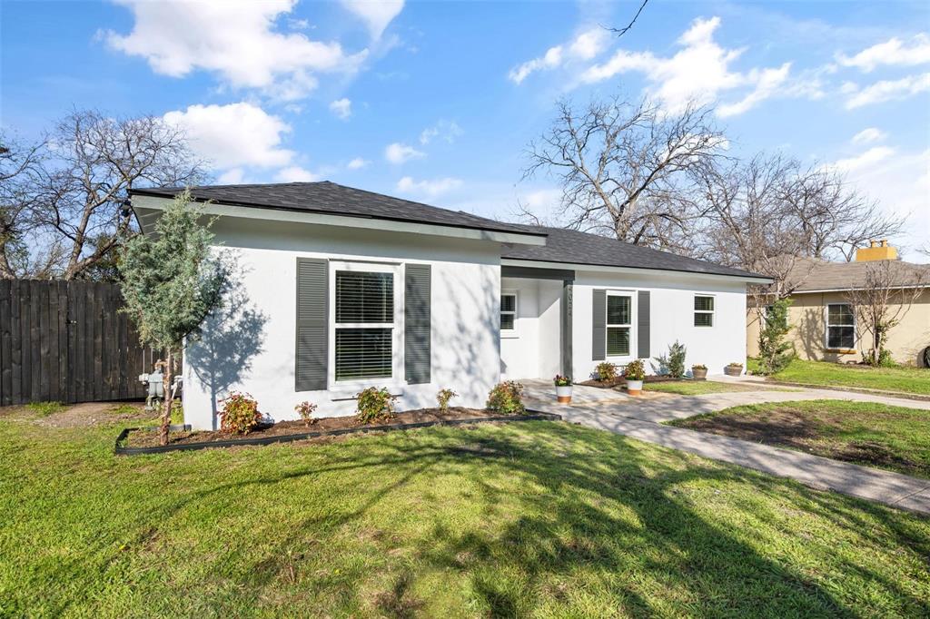 a view of a house with backyard and sitting area