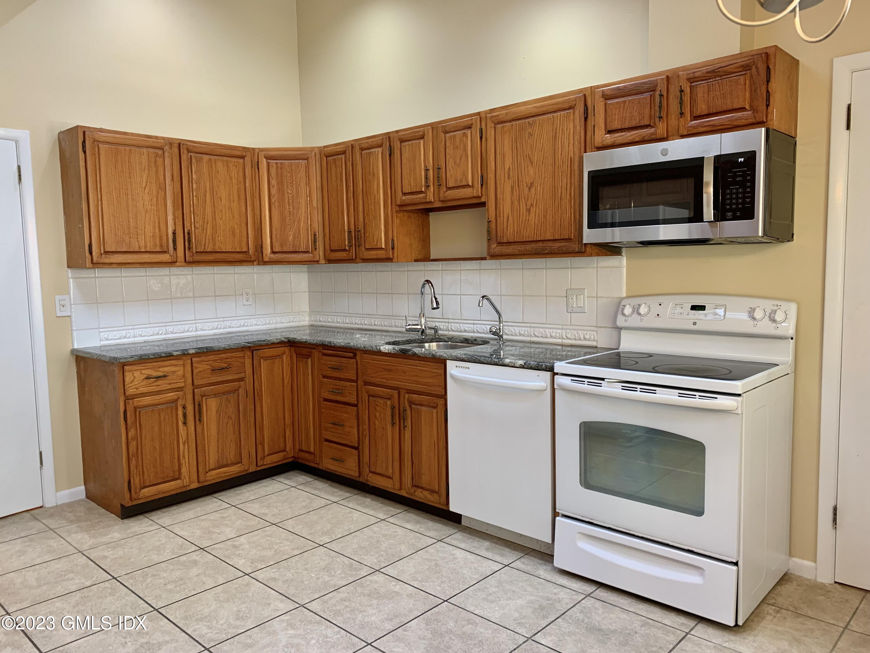 15 Windsor Lane Cos Cob, CT 06807 - Photo 7 of 31 IMG_E1815