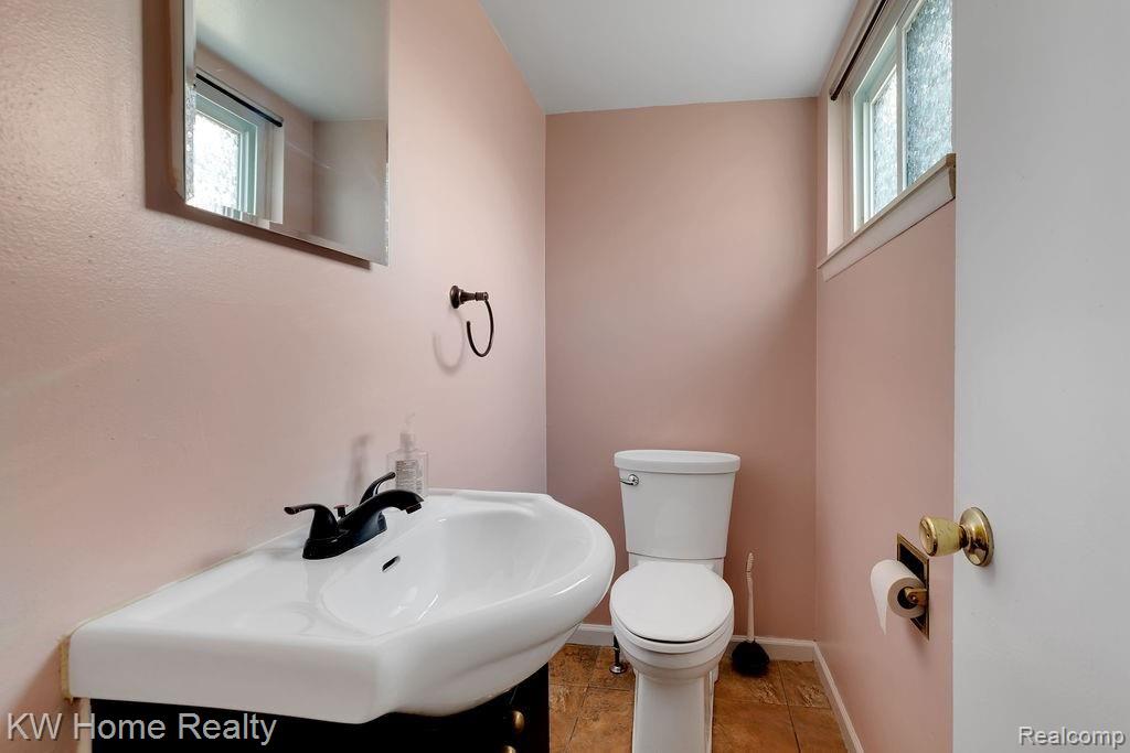 14064 Merriman Road Livonia, MI 48154 - Photo 11 of 24 GO0A8621.jpg