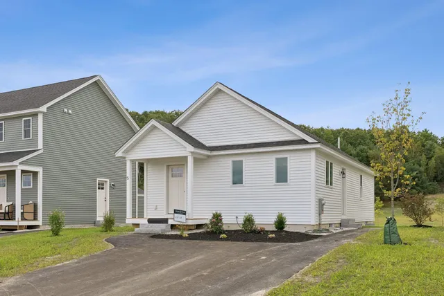 $399,900 | 5 Feldspar Lane, Unit 3, Cumberland Center, ME 04021