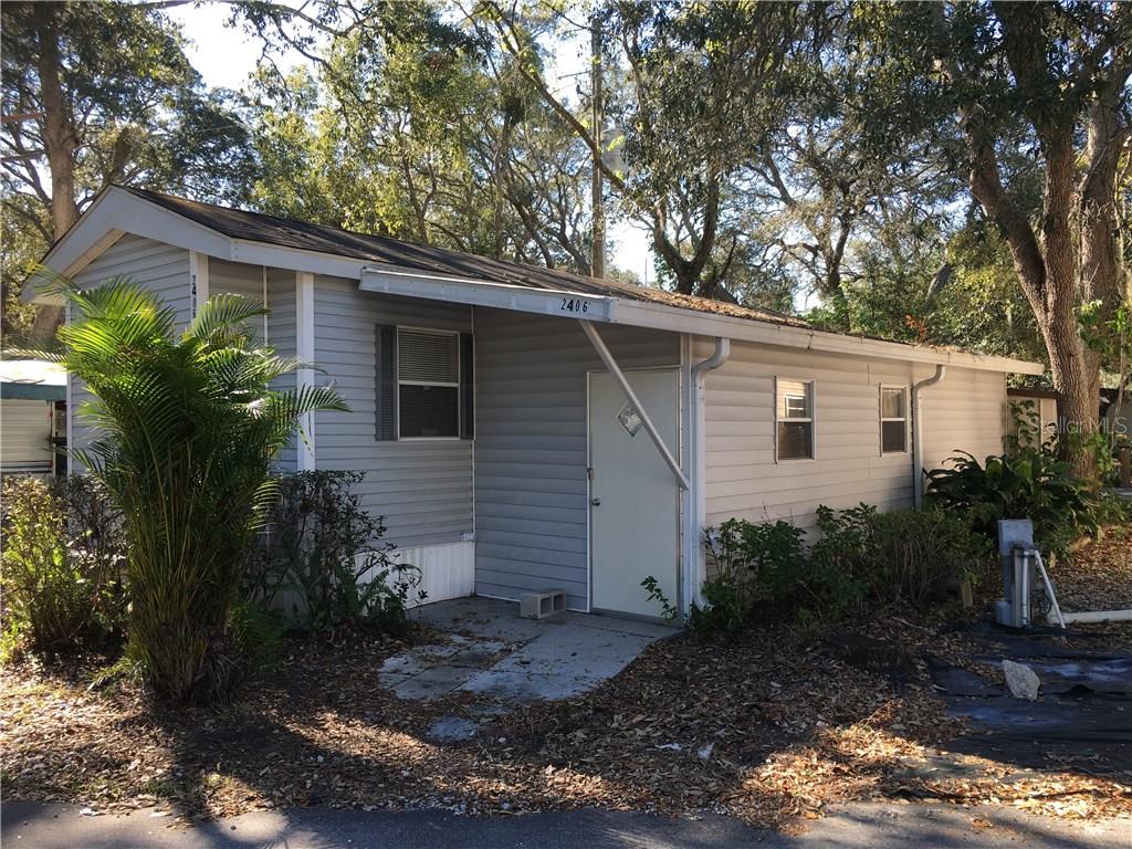 a view of a yard with a house