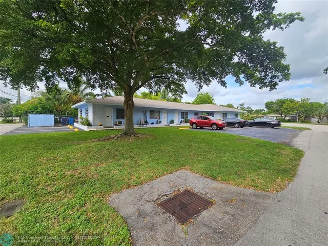 a view of an house with backyard space and tree