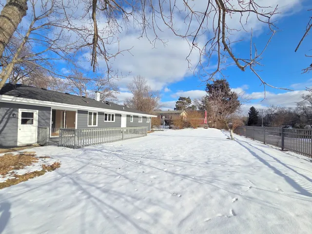 $2,650 | 29 East Lake Shore Drive, Round Lake Park, IL 60073