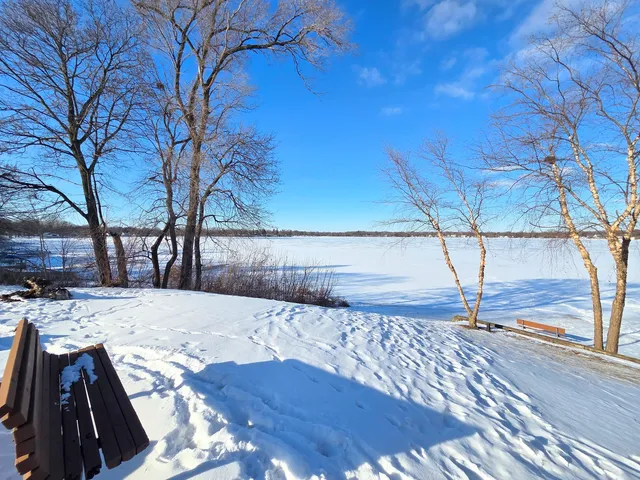 $2,650 | 29 East Lake Shore Drive, Round Lake Park, IL 60073