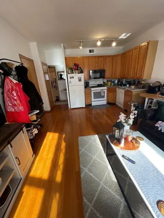 $2,795 | 628 West Patterson Avenue, Unit 3S, Chicago, IL 60613