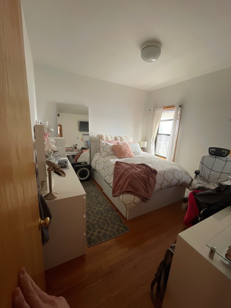 628 West Patterson Avenue, Unit 3S Chicago, IL 60613 - Photo 6 of 10 a bedroom with a bed and a couch