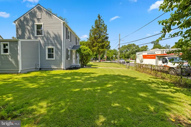 a view of a house with a backyard
