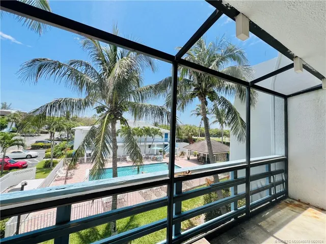 a view of entryway with a fan