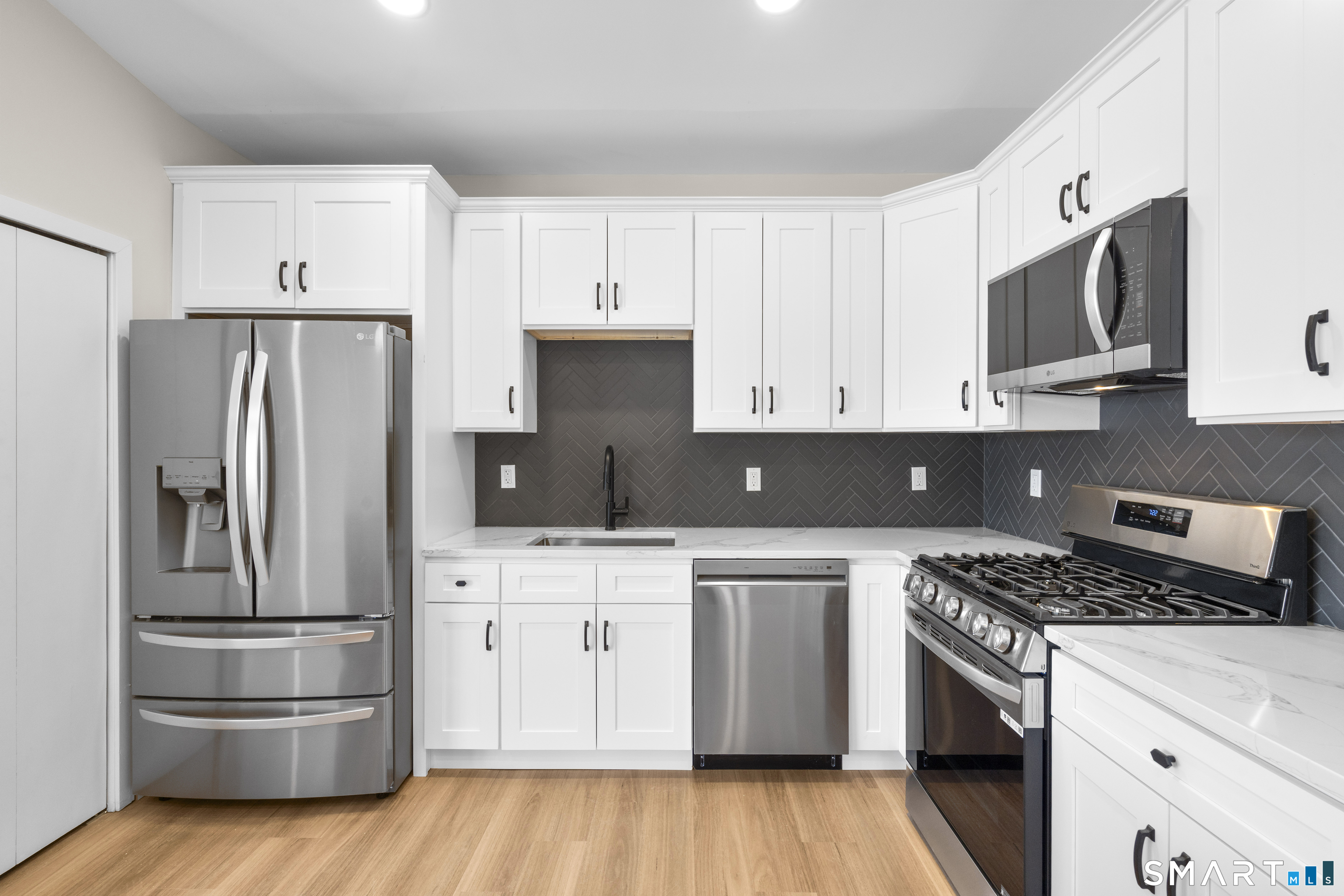 937 Post Road, Unit 3A Fairfield, CT 06824 - Photo 16 of 39